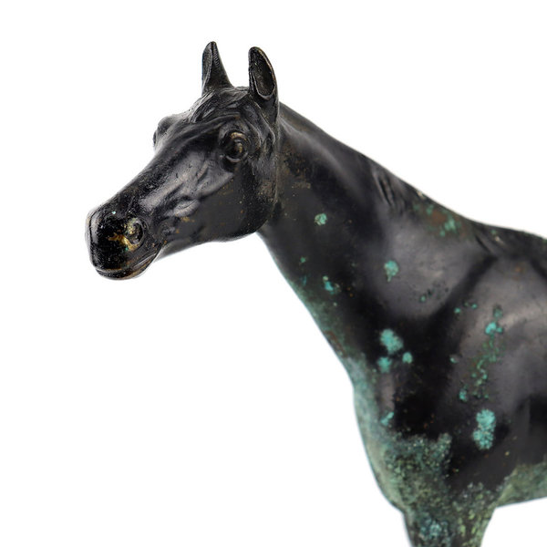 Stehendes Pferd aus Bronze