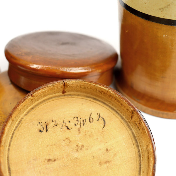 Drei antike Apothekergefäße aus Holz